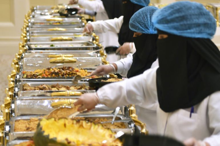 سعوديون يحاولون التصدي لظاهرة هدر الطعام