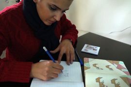 شابة أردنية استطاعت تطويع الأحرف العربية لمجوهرات