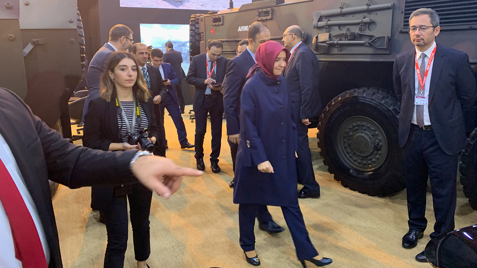 السفيرة التركية خلال تفقدها جناح الشركات التركية المشاركة في معرض الخليج للدفاع(الجزيرة نت)