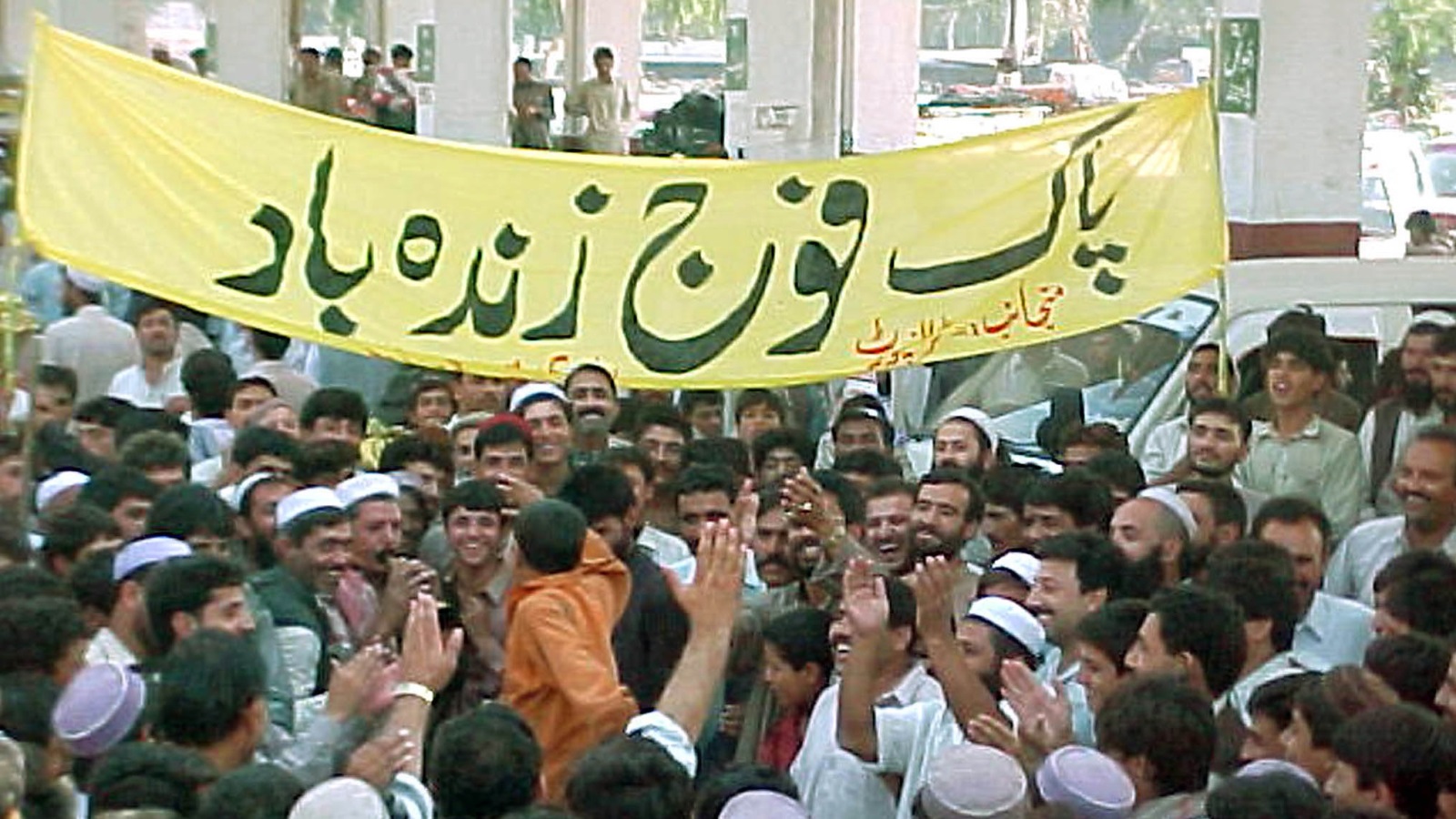 ‪جانب من احتفالات الشارع الباكستاني بعد استيلاء الجيش على السلطة عام 1999‬ (رويترز)