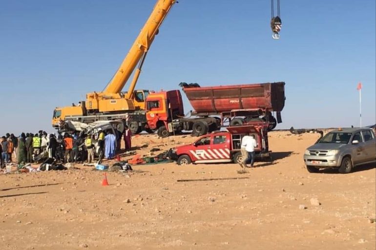 عملية انقاذ الحافلة المحطمة على طريق نواذيبو نواكشوط في موريتانيا (الجزيرة نت)