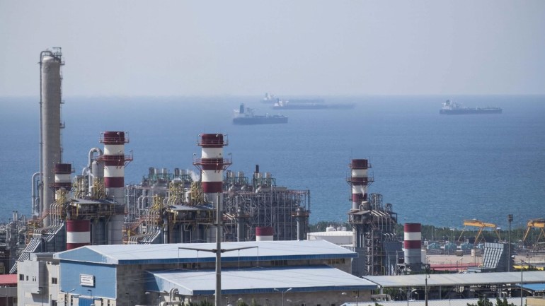 A general view shows a unit of South Pars Gas field in Asalouyeh Seaport, north of Persian Gulf, Iran in this November 19, 2015 file photo. To match IRAN-OIL/POLITICS REUTERS/Raheb Homavandi/TIMA/Files ATTENTION EDITORS - THIS IMAGE WAS PROVIDED BY A THIRD PARTY. FOR EDITORIAL USE ONLY.