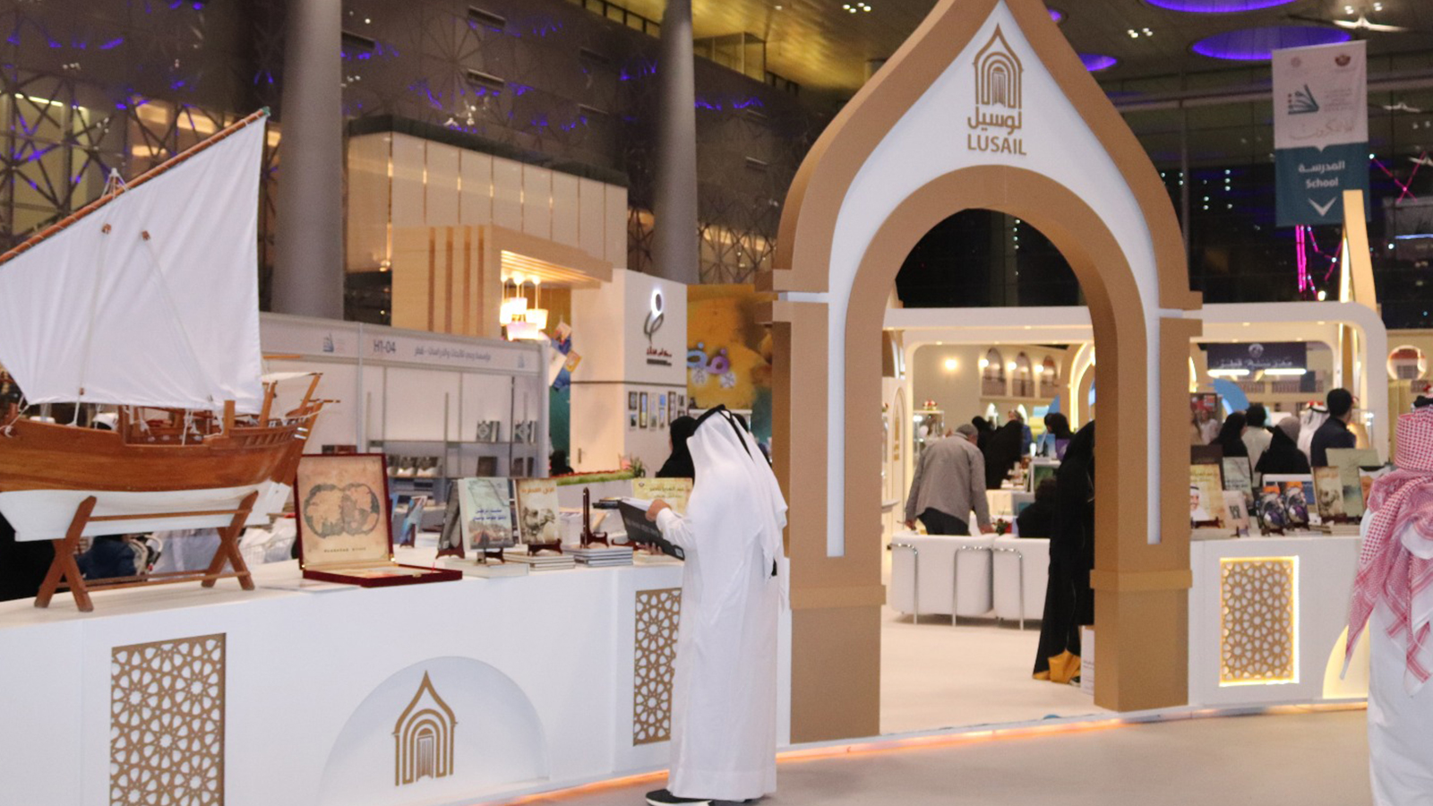 ‪جناح دار لوسيل في معرض الدوحة للكتاب استمد تصميمه من التراث المعماري القطري‬ (الجزيرة)
