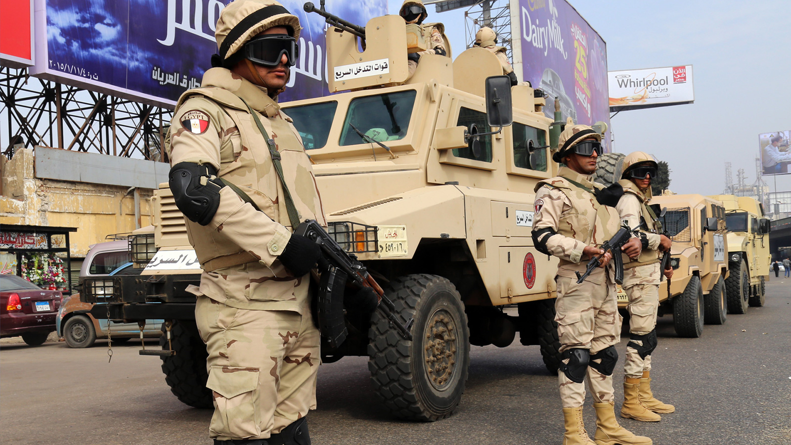 النظام المصري أطلق حملة إعلامية لدعم الجيش في حال قرر الدخول إلى ليبيا (الجزيرة)