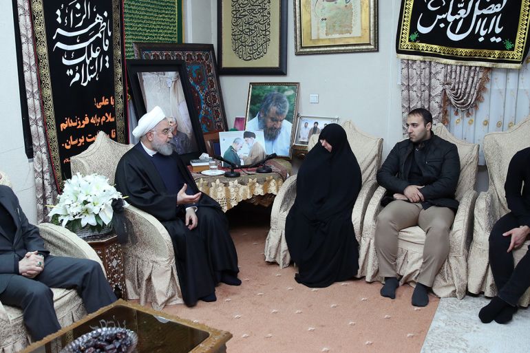 روحاني يقدم العزاء لعائلة سليماني (الصحافة الإيرانية).