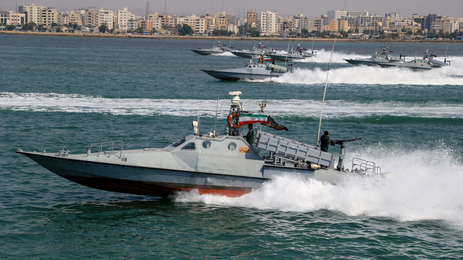 السفن المحملة بالنفط تمر عبر المياه الإيرانية التي تقع تحت مسؤولية بحرية الحرس الثوري (رويترز)تمر 