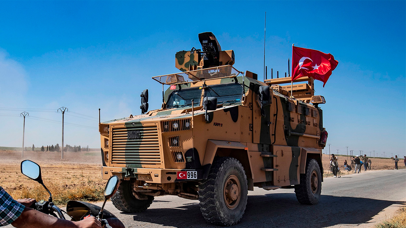 ‪مدرعة تركية خلال عمليات قرب الحدود التركية السورية‬ (الجزيرة)