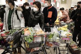 WUHAN, CHINA - JANUARY 23: (CHINA OUT)The resident wear masks to buy vegetables in the market on January 23th, Hubei£¬China on January 23, 2020 in Wuhan, China. Flights, trains and public transport including buses, subway and ferry services have been temporarily closed and officials have asked residents told to stay in town in order to help stop the outbreak of a strain of coronavirus that has killed 17 people and infected over 500 in places as far away as the United States. This week marks the start of Chinese Lunar New Year holiday, the busiest season for Chinese travellers. (Photo by Wang He/Getty Images)
