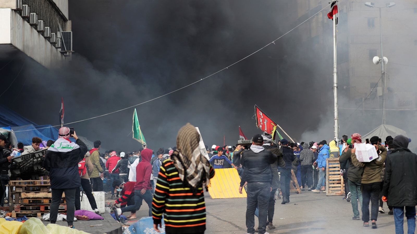 تدافع المحتجين لمواجهة تقدم قوات الأمن نحو ساحة التحرير (رويترز)