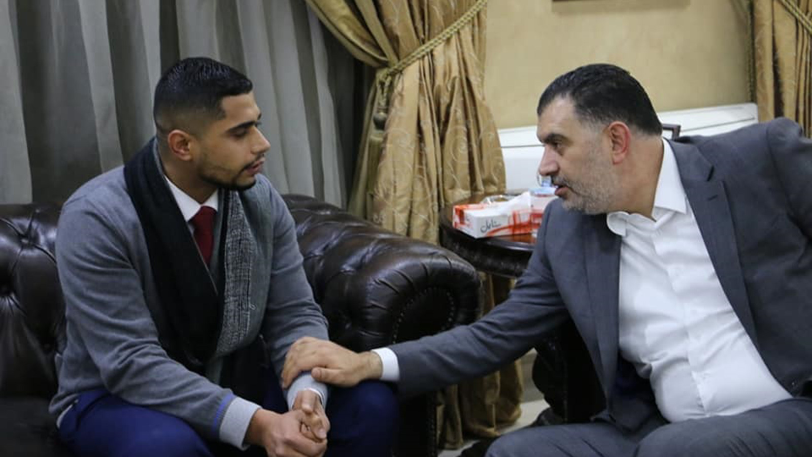 ‪وزير العمل يلتقي الشاب محمد بني هاني بعد قيام الحكومة بإعادته من تركيا‬ (الجزيرة)
