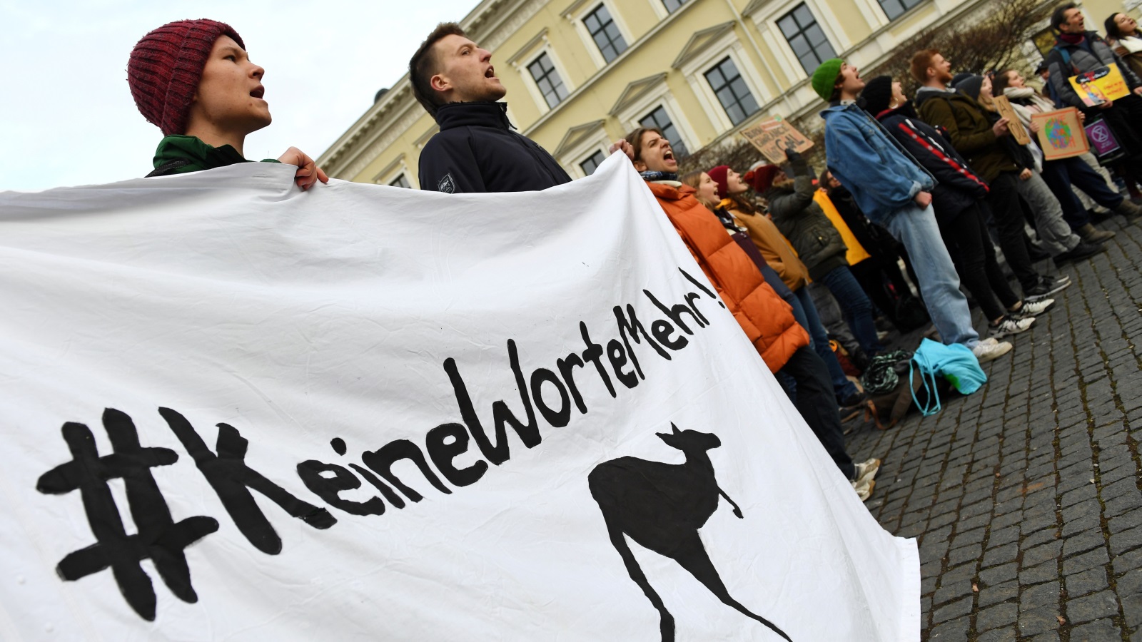 ‪مظاهرة أمام مقر شركة سيمنس في مدينة ميونيخ الألمانية ضد مشروعها لاستخراج الفحم في أستراليا‬ (رويترز)