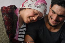 وكالة أنباء الأناضول تجمع "البطل" السوري محمود بتركية أنقذها عقب الزلزال