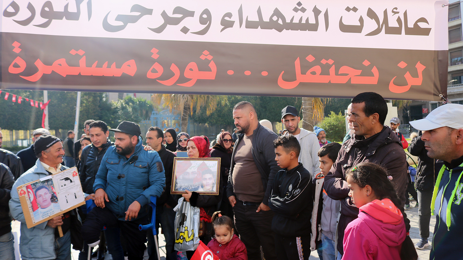 ‪عائلات شهداء الثورة وجرحاها لا يزالون بانتظار صدور القائمة النهائية لشهداء الثورة وجرحاها‬ (الجزيرة)