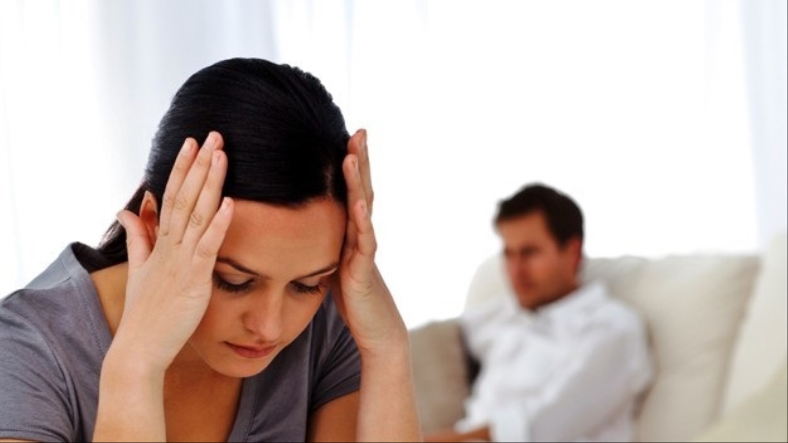 تجنب الحديث مع الزوجة من علامات سوء المعاملة (مواقع التواصل)