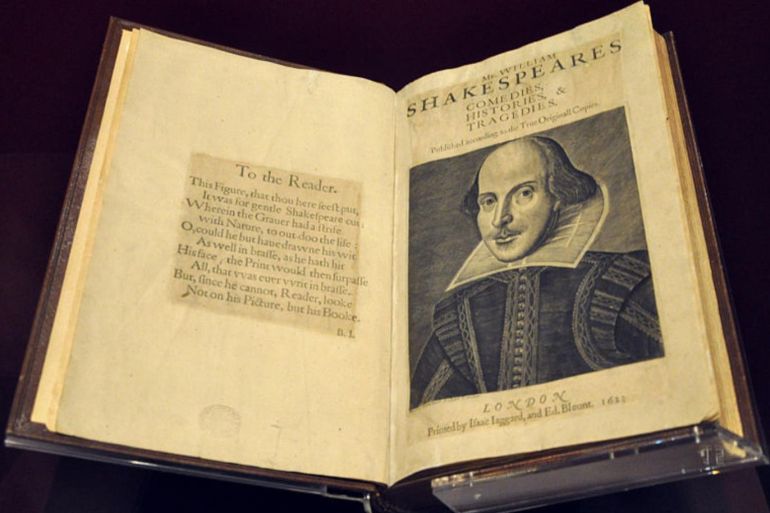 Omran Abdullah - الصفحة الأولى من مخطوطة شكسبير المحفوظة في متحف فيكتوريا وألبرت، ويكي كومنز - امتلاكها يعد ثروة هائلة.. تعرف على أغلى الكتب في العالم