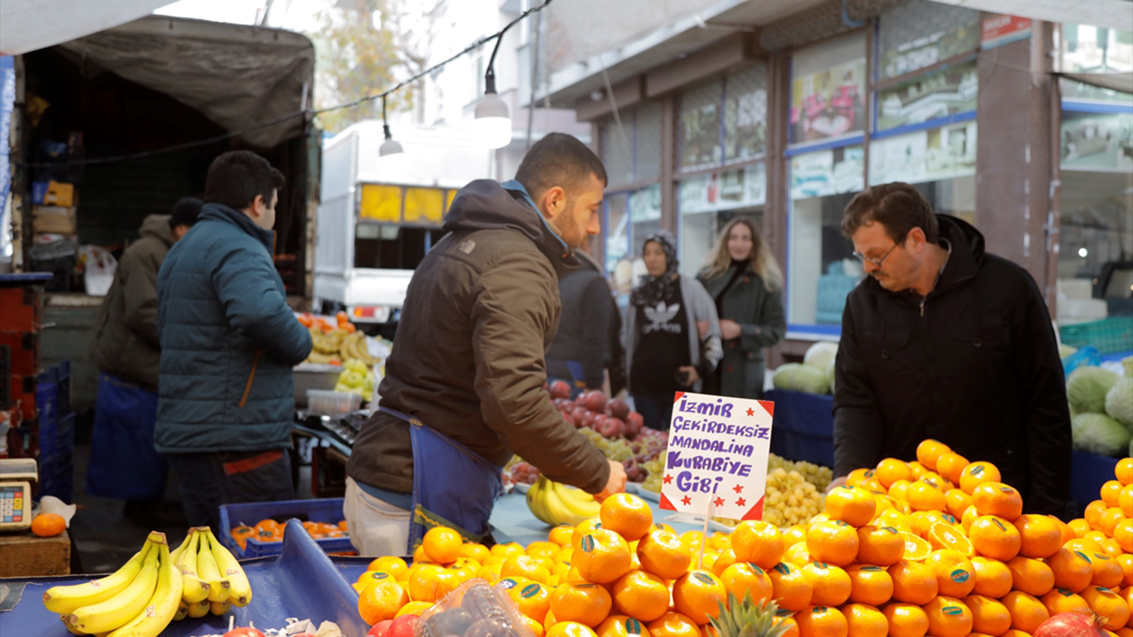 الخضروات والفواكه تميز أسواق البازار في إسطنبول  (الأناضول)