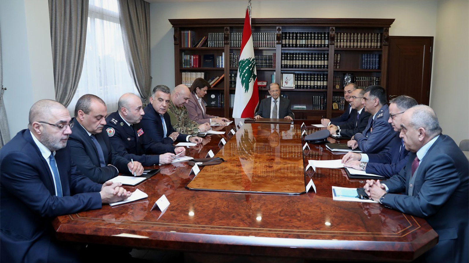 ‪عون ترأس اجتماعا أمنيا لبحث الوضع إثر المواجهات العنيفة‬ (وكالة الأنباء اللبنانية)