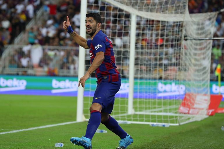 JEDDAH, SAUDI ARABIA - JANUARY 09: Luis Suarez of Barcelona reacts to a referee's decision during the Supercopa de Espana Semi-Final match between FC Barcelona and Club Atletico de Madrid at King Abdullah Sports City on January 09, 2020 in Jeddah, Saudi Arabia. (Photo by Francois Nel/Getty Images)
