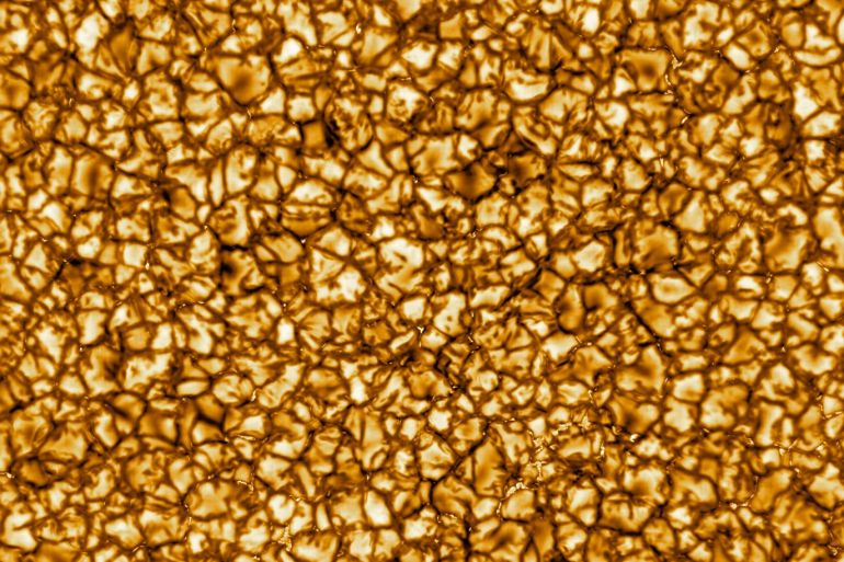 توضح الصورة تفاصيل دقيقة للحبيبات الشمسية، التي تشبه الخلايا على سطح الشمس (الأكاديمة الوطنية الأمريكية للعلوم)