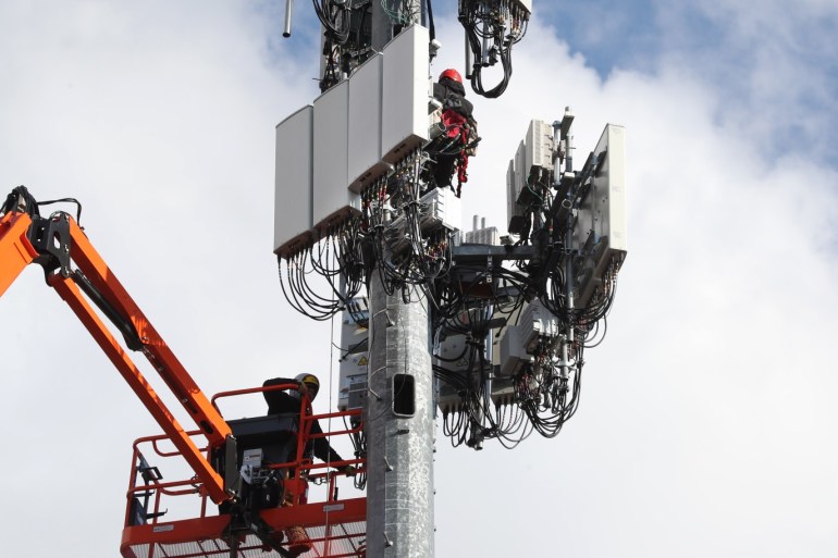 OREM, UT - NOVEMBER 26: Workers rebuild a cellular tower with 5G equipment for the Verizon network on November 26, 2019 in Orem, Utah. The new 5G networks that are coming soon, will be 10x faster than the old 4G networks. George Frey/Getty Images/AFP== FOR NEWSPAPERS, INTERNET, TELCOS & TELEVISION USE ONLY ==