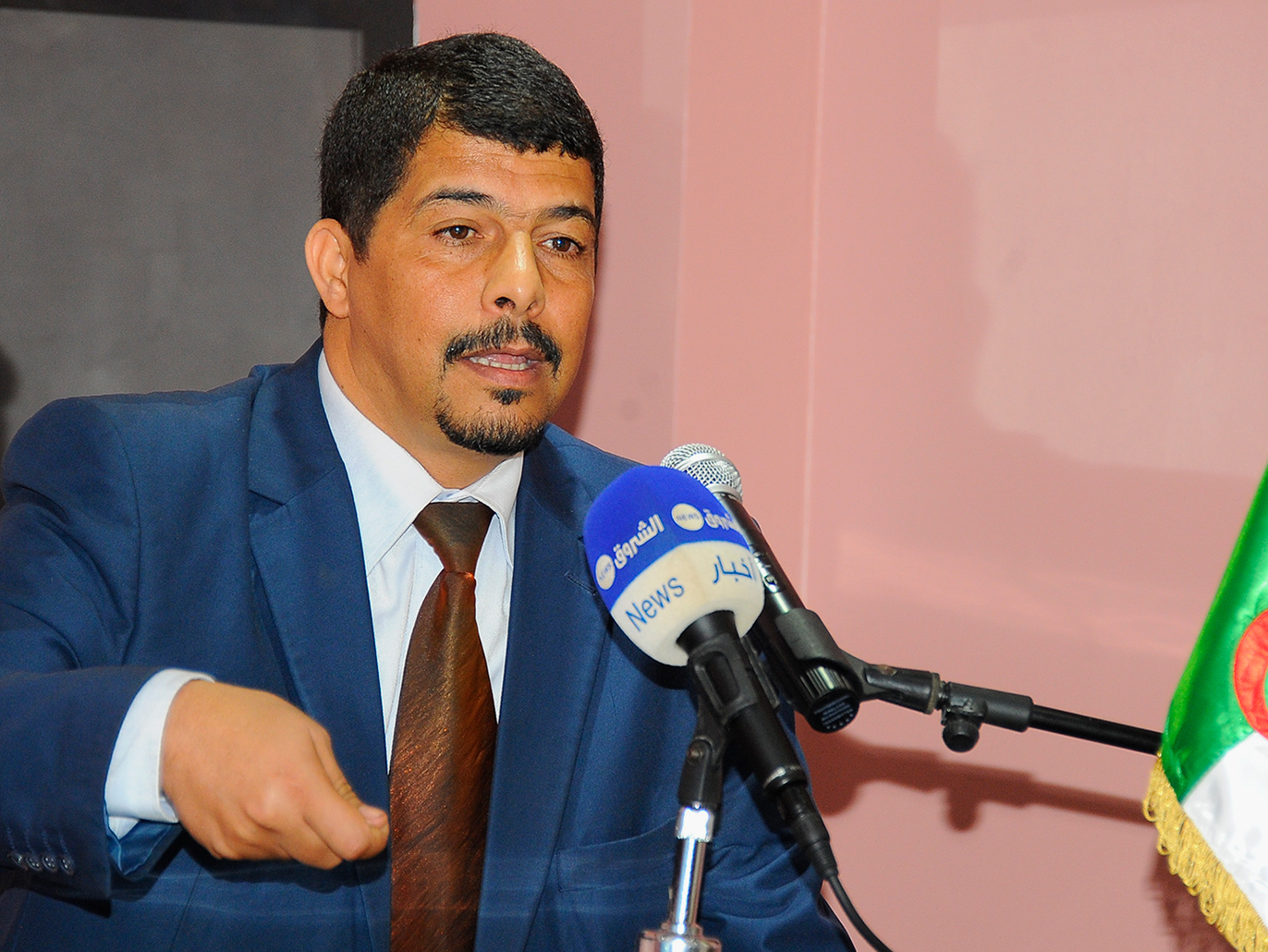 ‪‬ طيفور: الجزائر تحتاج لبناء مصداقية جديدة تعطي الفرصة لحياة برلمانية حقيقية(الجزيرة)