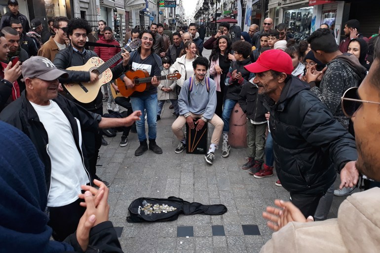 بدرالدين الوهيبي - رقصة البسطاء على انغام موسيقى فناني الشوارع بتونس - شارع 14 يناير - تونس