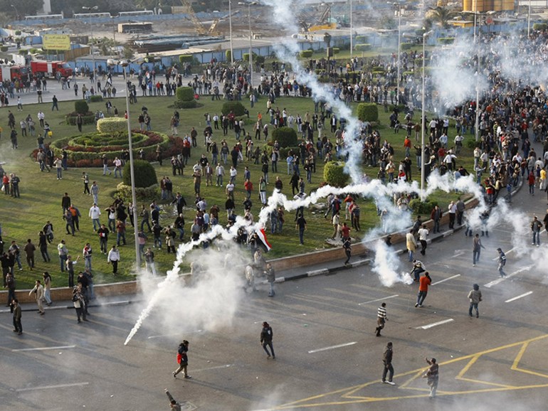 صورة2: قوات الأمن تحاول تفريق المتظاهرين في ميدان التحرير في 25 يناير 2011 المصدر: وكالة الأنباء الفرنسية (أ ف ب)