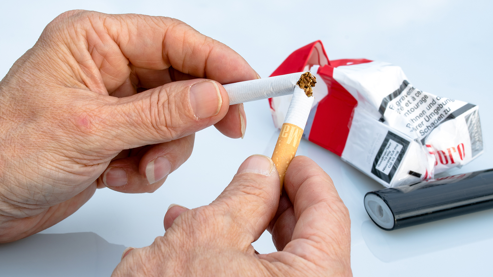 ‪الخطوة الأولى للإقلاع عن تدخين السيجارة الإلكترونية هي عدم العودة إلى السجائر العادية‬  (بيكسابي)