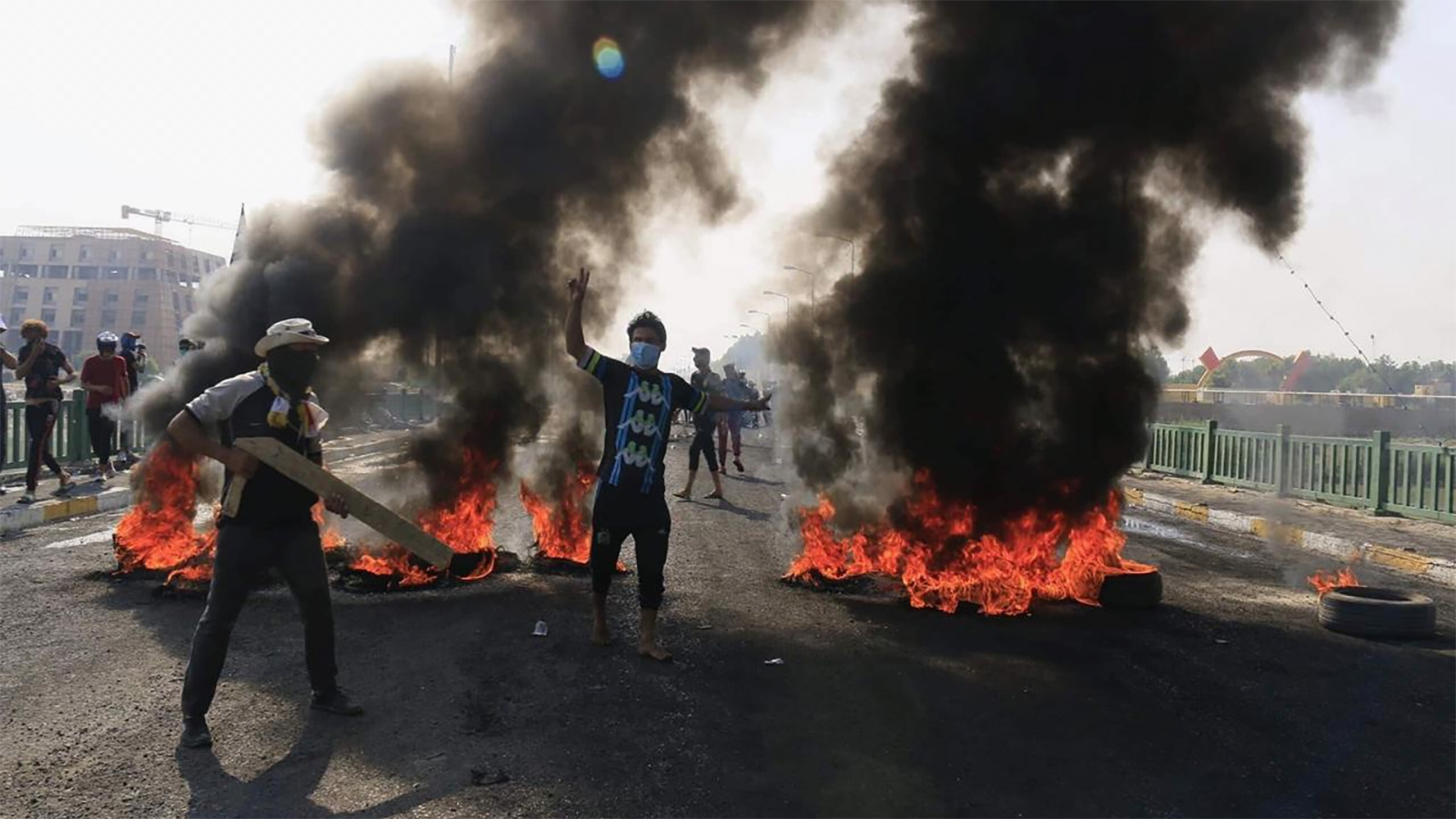 محتجون يشعلون إطارات على جسر الزيتون في الناصرية (الجزيرة نت)