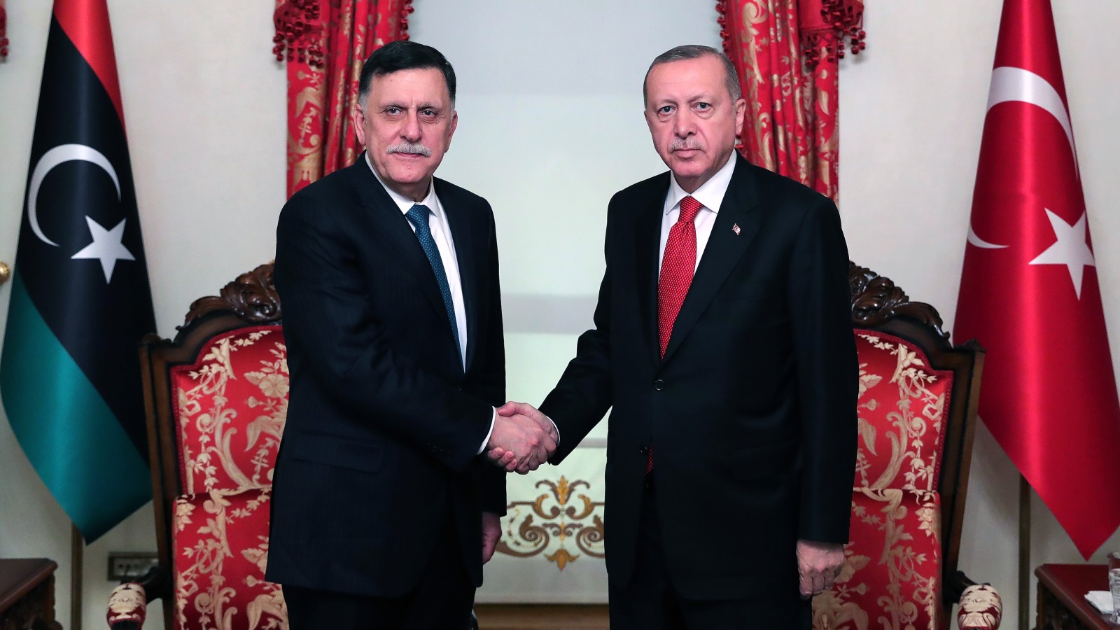 ‪أردوغان يوقع مع رئيس حكومة الوفاق في نوفمبر/تشرين الثاني مذكرتي تفاهم‬ (الأناضول)