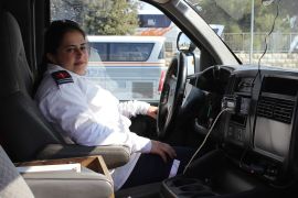 إيمان أبو سبيتان داخل سيارة الإسعاف الخاصة بها