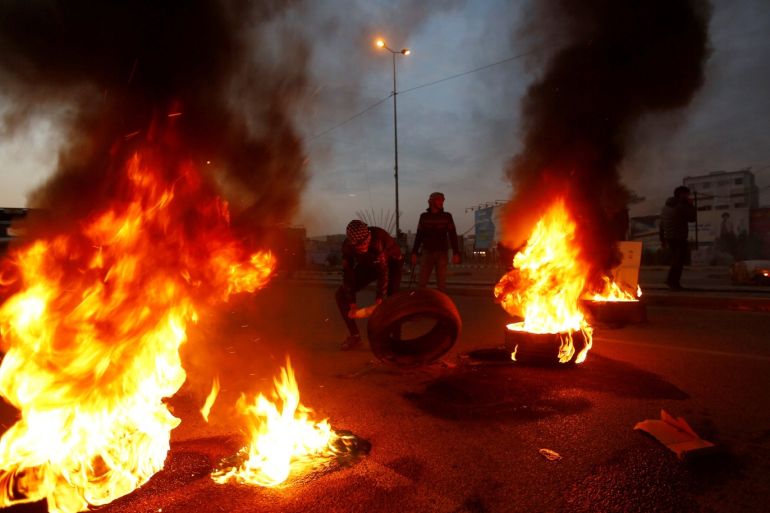 Iraqi demonstrators burn tires to block a street during ongoing anti-government protests in Najaf, Iraq January 19, 2020. REUTERS/Alaa al-Marjani