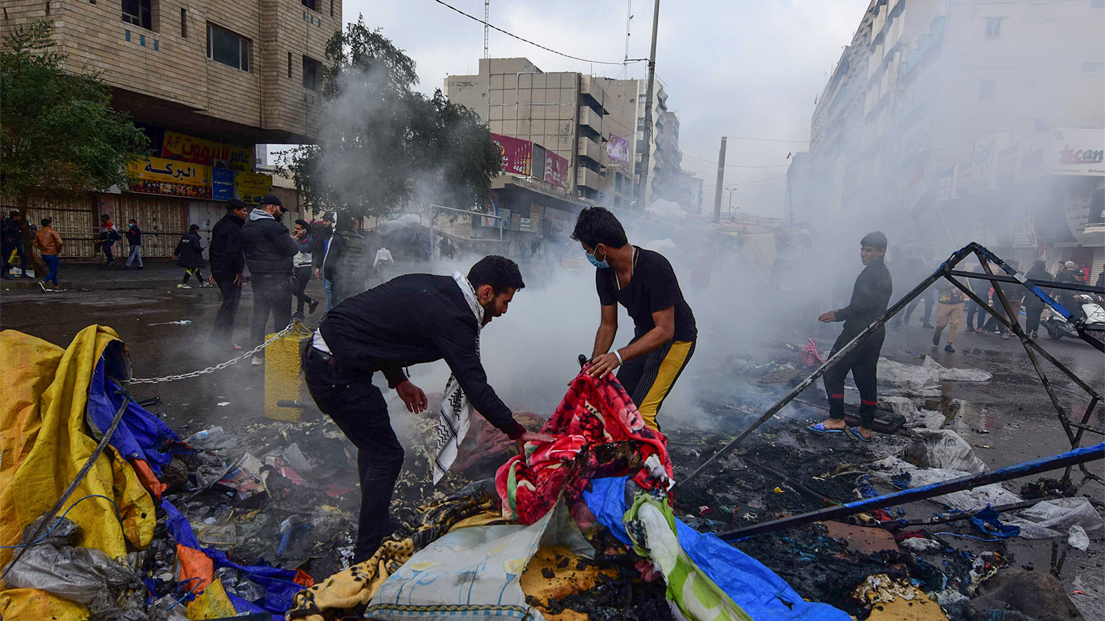 حرق خيم وأمتعة وانتشار للغاز المدمع بعد محاولة قوات الأمن اقتحام ساحة التحرير (الأوروبية)
