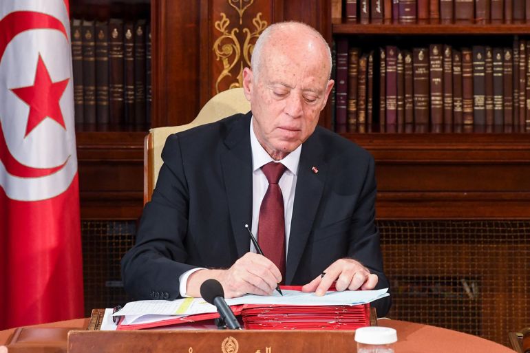 الرئيس التونسي في مهمة صعبة لاختيار رئيس حكومة جديد يشرف على تشكيل الحكومة القادمة/قصر قرطاج/