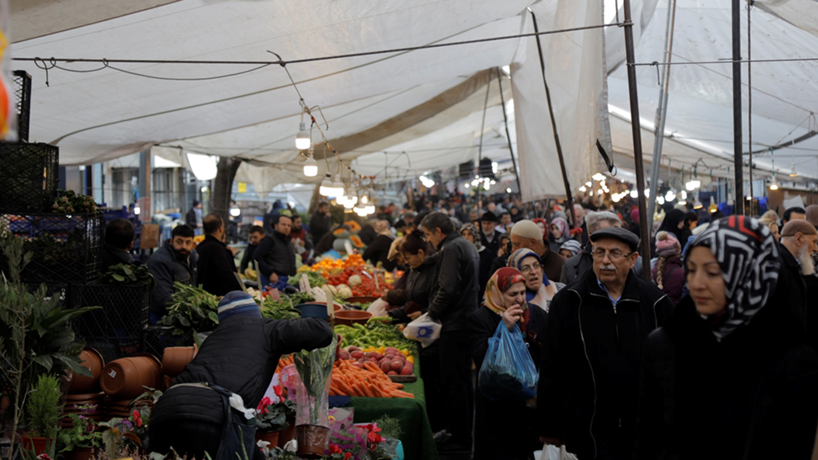 العرب المقيمون في إسطنبول يترددون باستمرار على أسواق البازار (الأناضول)