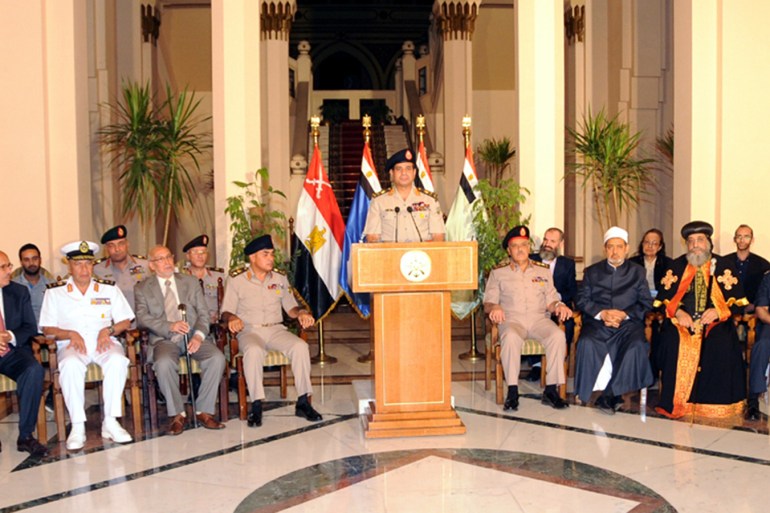 صورة 6: السيسي يلقي بيان الانقلاب العسكري ويعلن عزل الرئيس المنتخب  المصدر: صحف مصرية