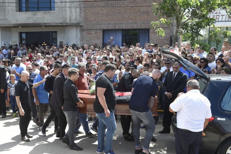 PROGRESO, ARGENTINA - FEBRUARY 16: Football player of Nantes Nicolas Pallois (R), Dario Sala (C) brother of Emiliano Sala and Horacio Sala (C-back) his father, along with other relatives and friends carry the coffin followed by Sala's mother Carina Mercedes Taffarel (L) after a vigil at Sala's boyhood club San Martin de Progreso on February 16, 2019 in Progreso, Argentina. 28-year-old striker was killed when the private plane carrying him from Nantes to Cardiff crashed in the English Channel near Alderney on January 21. Sala's body was recovered from the wreckage on February 6 and pilot David Ibbotson remains missing. (Photo by Gustavo Garello/Getty Images)