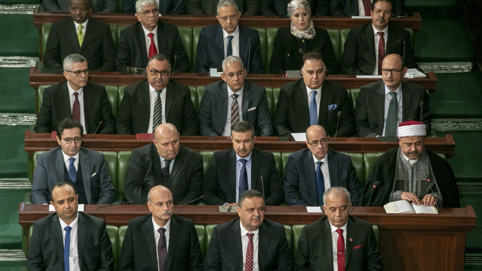‪‬ الجملي (يمين) إلى جانب عدد من وزراء حكومته المقترحة
