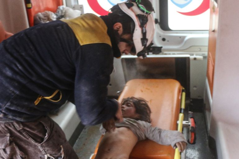 ثلاثة قتلى وسبعة مصابين أغلبهم من الأطفال حصيلة قصف الطيران الحربي لمنزل سكنيّ في قرية #كفرتعال غربي #حلب، فرقنا كانت هناك على الفور لإسعاف المصابين وانتشال القتلى. #الدفاع_المدني_السوري #حلب #الخوذ_البيضاء
