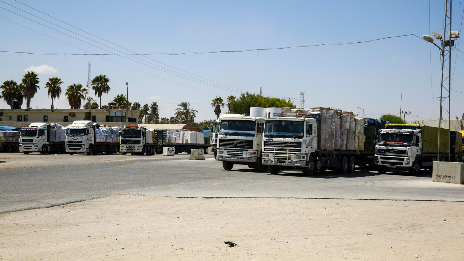‪قيود إسرائيلية مشددة على حركة التصدير والاستيراد في غزة‬ (الجزيرة)
