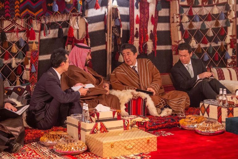 نشر رئيس الوزراء الياباني شينزو آبي عبر صفحته على تويتر صورا يرتدي فيها زيا خليجيا شتويا (الفروة) خلال استقبال ولي العهد السعودي محمد بن سلمان له في مخيم شتوي بمنطقة العلا السياحية شمالي غربي السعودية.