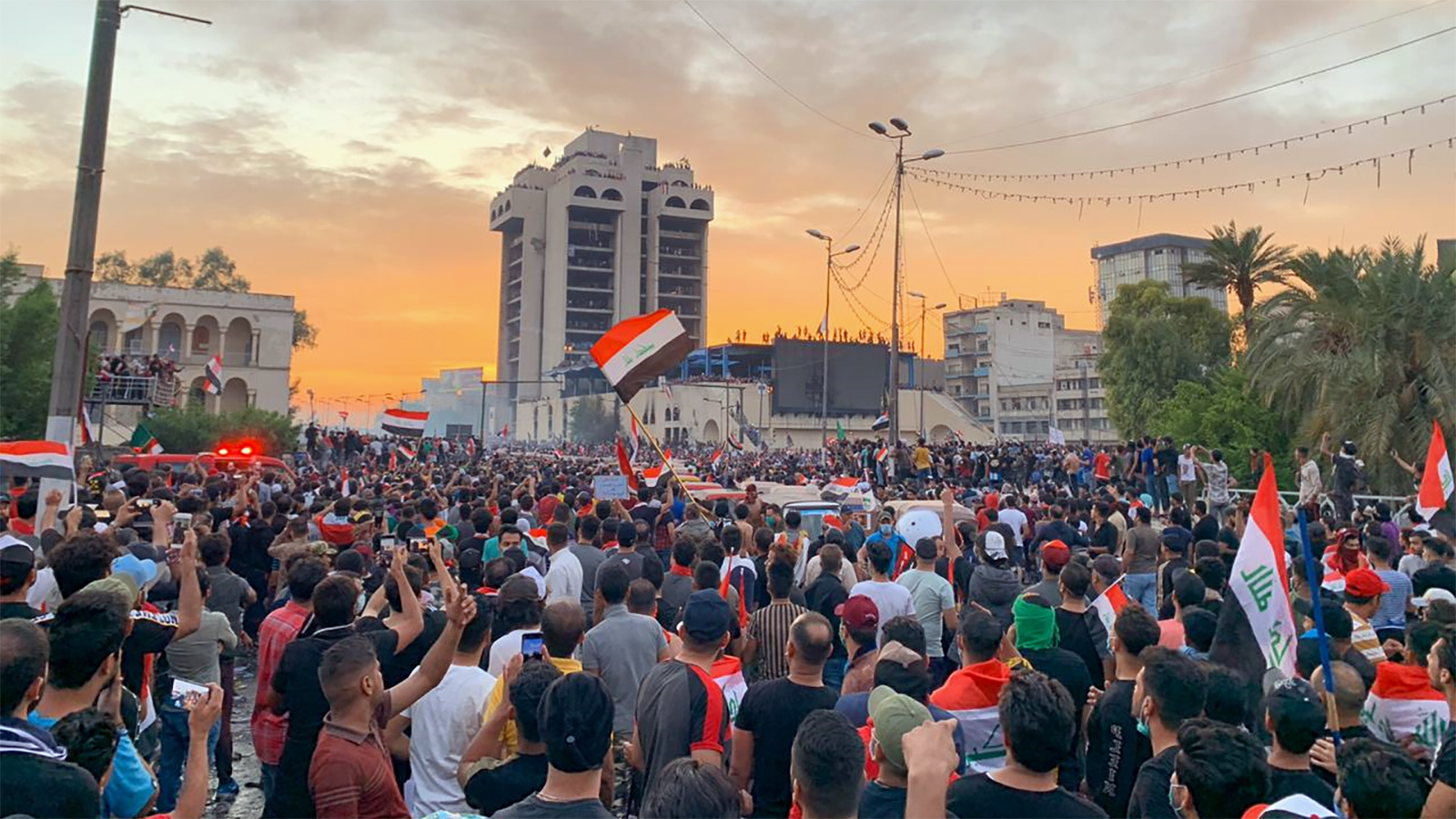 محتجون وسط ساحة التحرير وسط بغداد (الجزيرة نت)