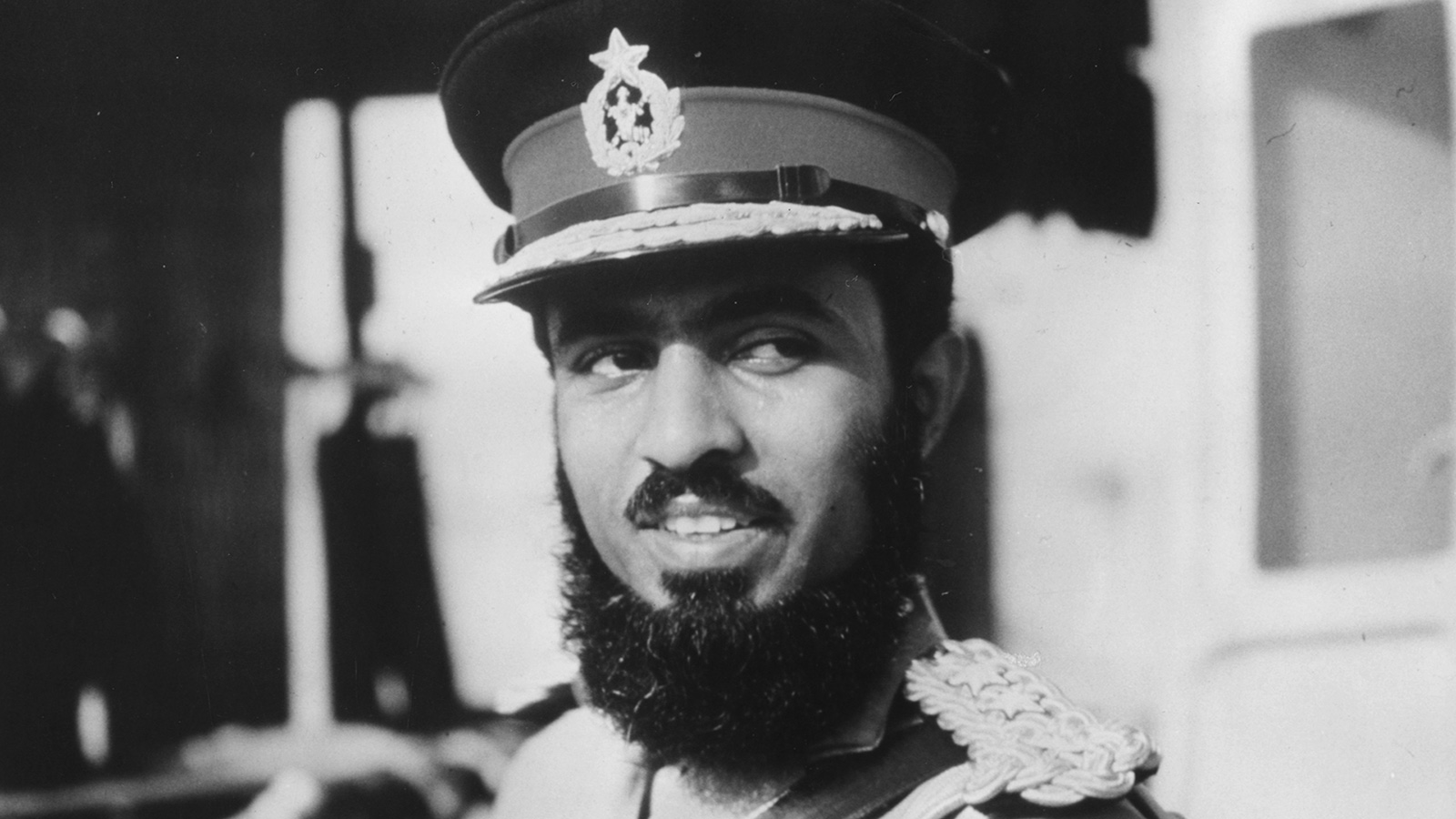 ‪تخرج السلطان قابوس عام 1964 في إحدى كليات بريطانيا العسكرية‬ (غيتي)
