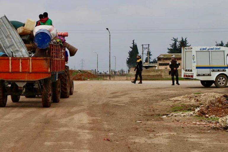 1- الغارات الروسية المكثفة أجبرت آلاف النازحين على مغادرة منازلهم على عجل نحو أقصى الشمال السوري