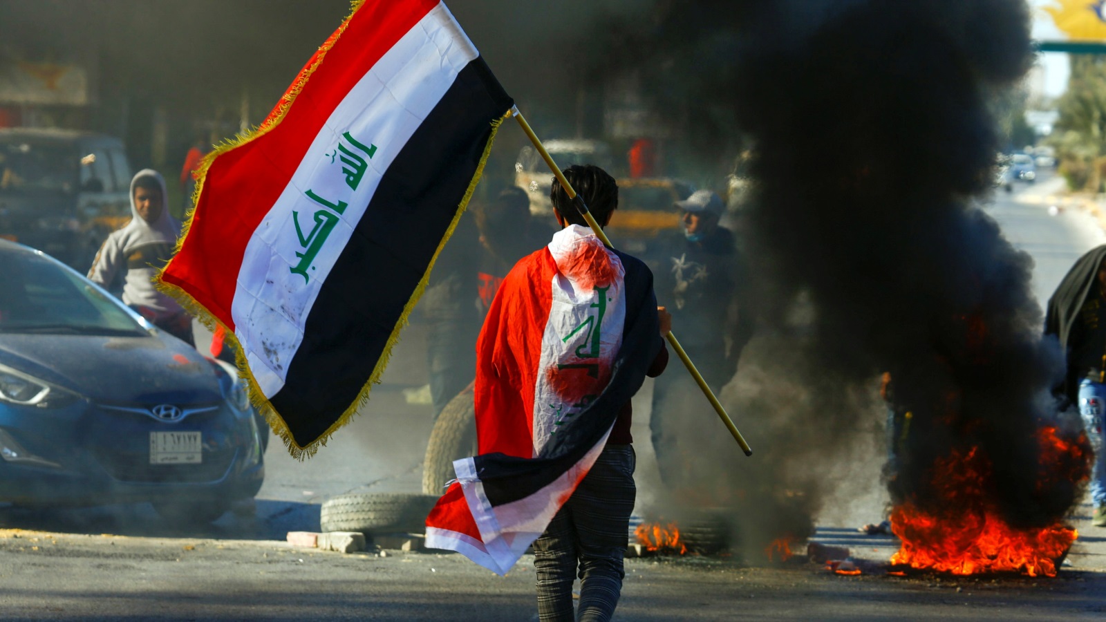 ‪عراقيون يتبادلون الاتهامات على مواقع التواصل بالولاء للخارج بعيدا عن مصالح البلد‬ (رويترز)