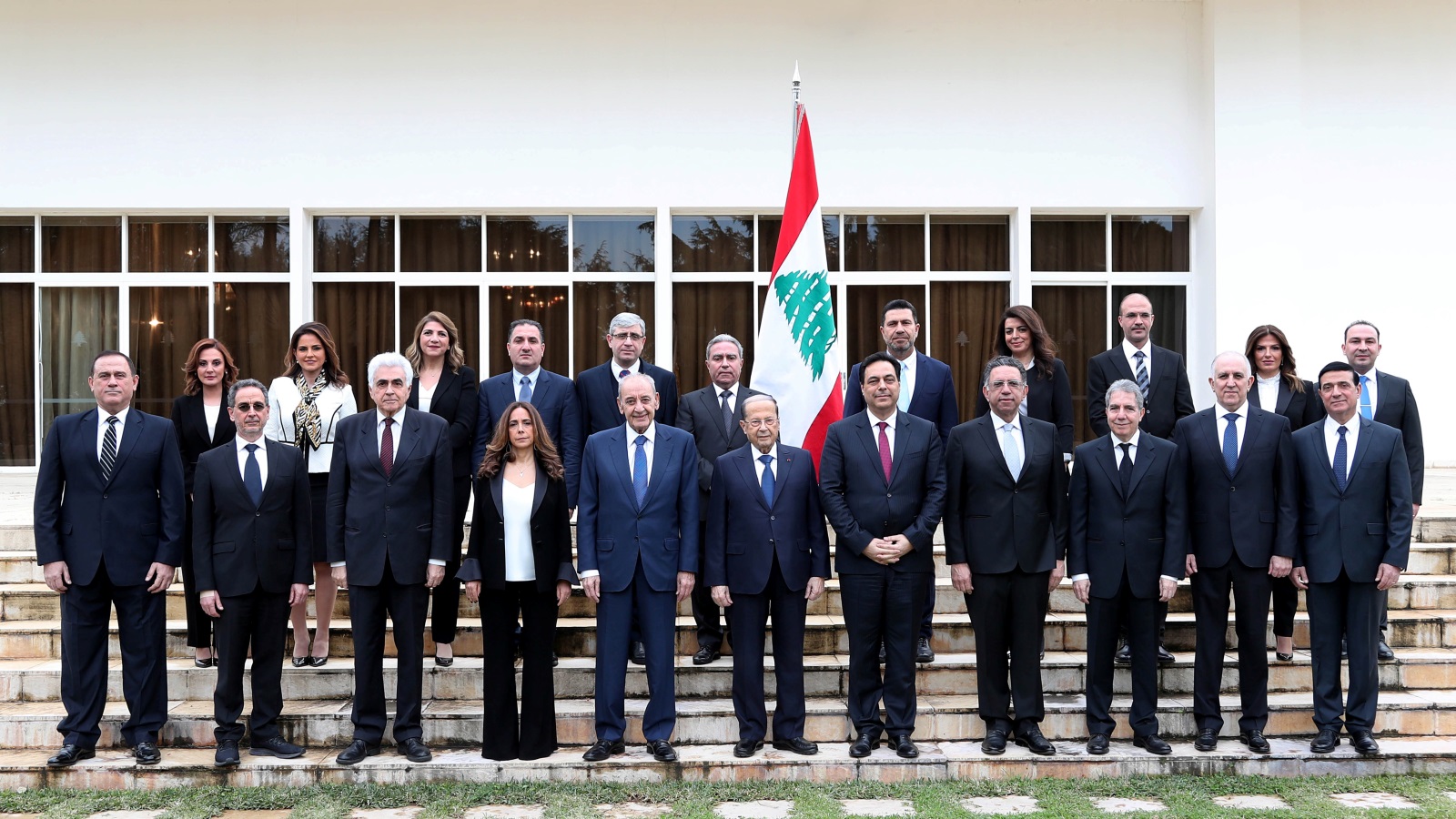 صورة جماعية للحكومة اللبنانية الجديدة برئاسة حسان دياب (رويترز)