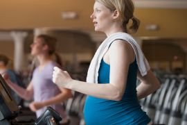 ممارسة الرياضة أثناء الحمل تقي المرأة من آلام الظهر وسكري الحمل من ناحية، وتحمي الطفل من البدانة من ناحية أخرى.