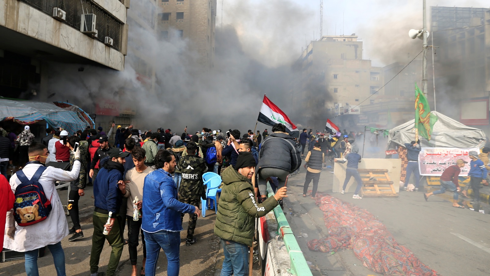 مشهد آخر للمعتصمين قرب ساحة التحرير (رويترز)