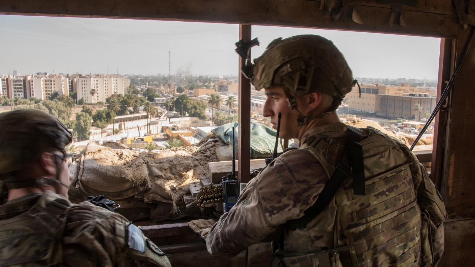 جنود أميركيون يراقبون محيط السفارة في بغداد (رويترز)
