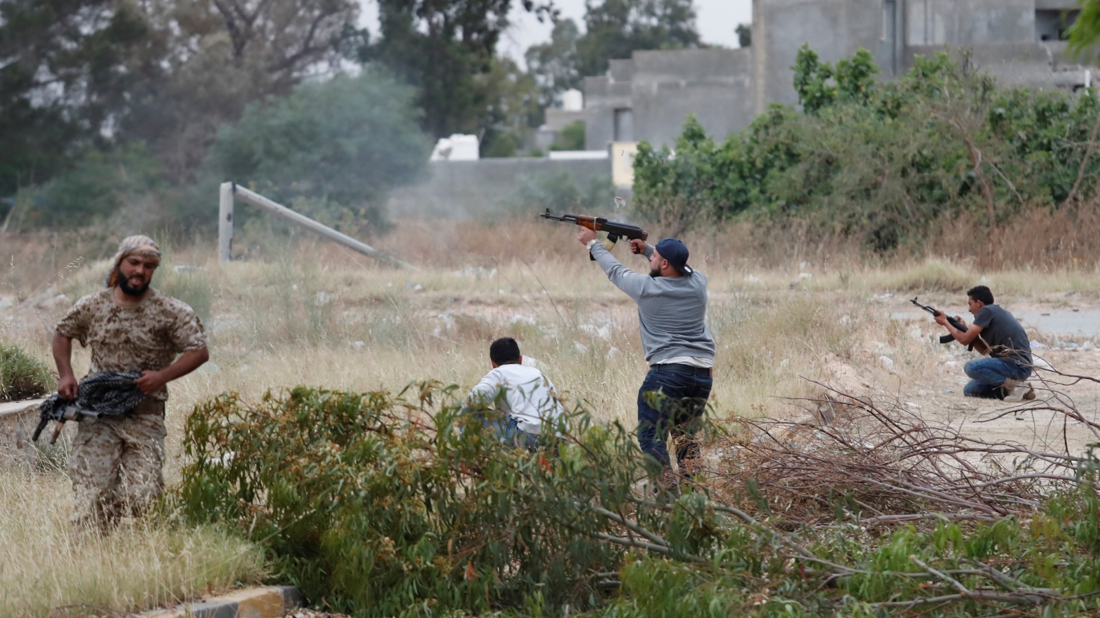 ‪مقاتلون مؤيدون للحكومة الشرعية خلال المعارك على أطراف طرابلس‬ (رويترز-أرشيف)